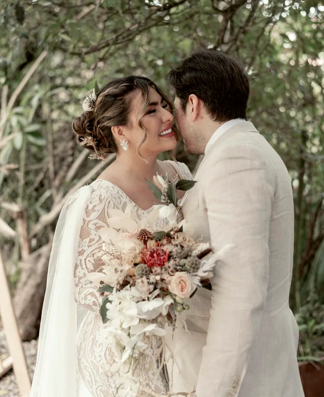 Novios el día de su boda campestre en Puente Viejo