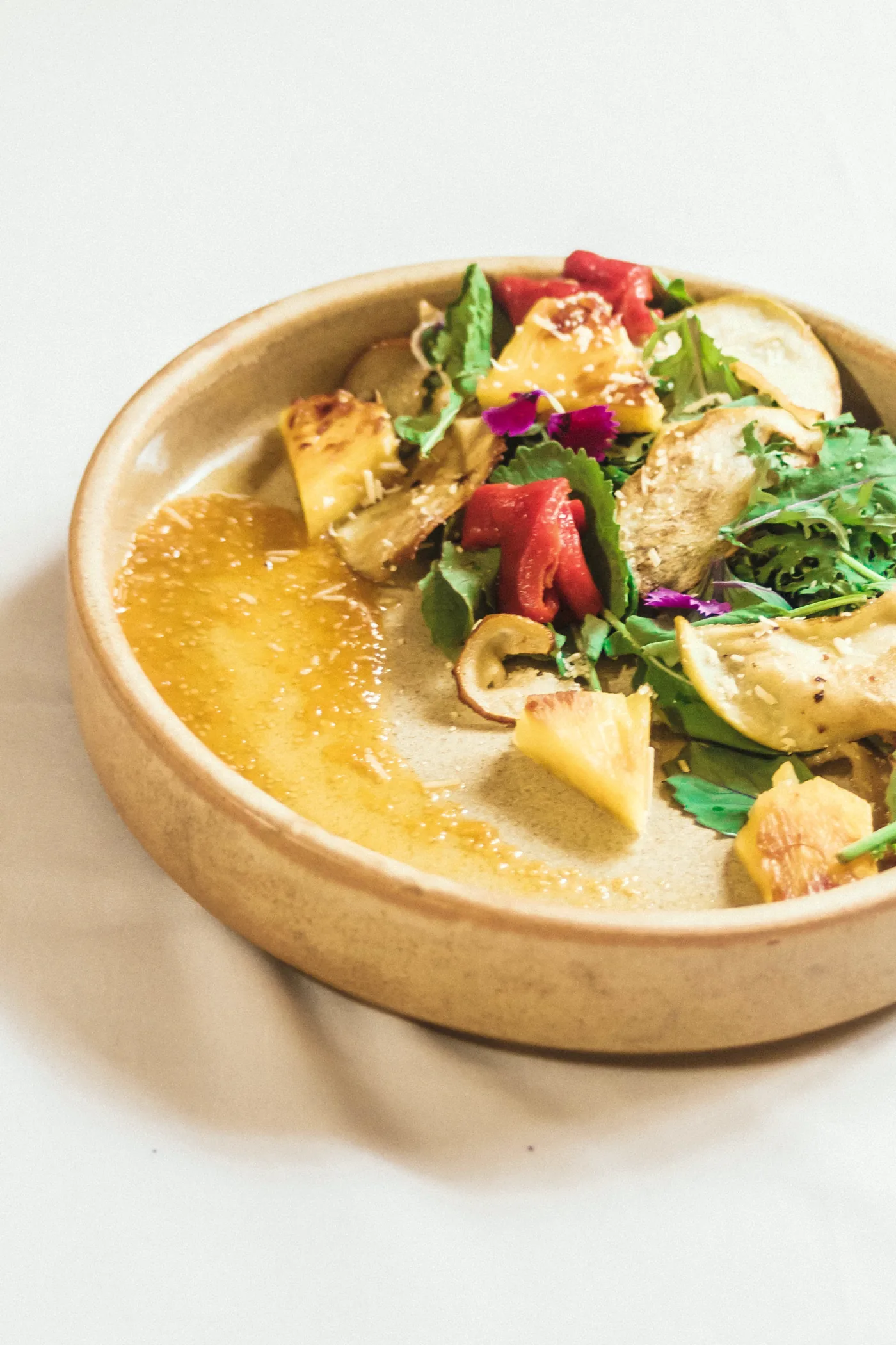 Ensalada de manzana y pera caramelizadas con ajo negro
