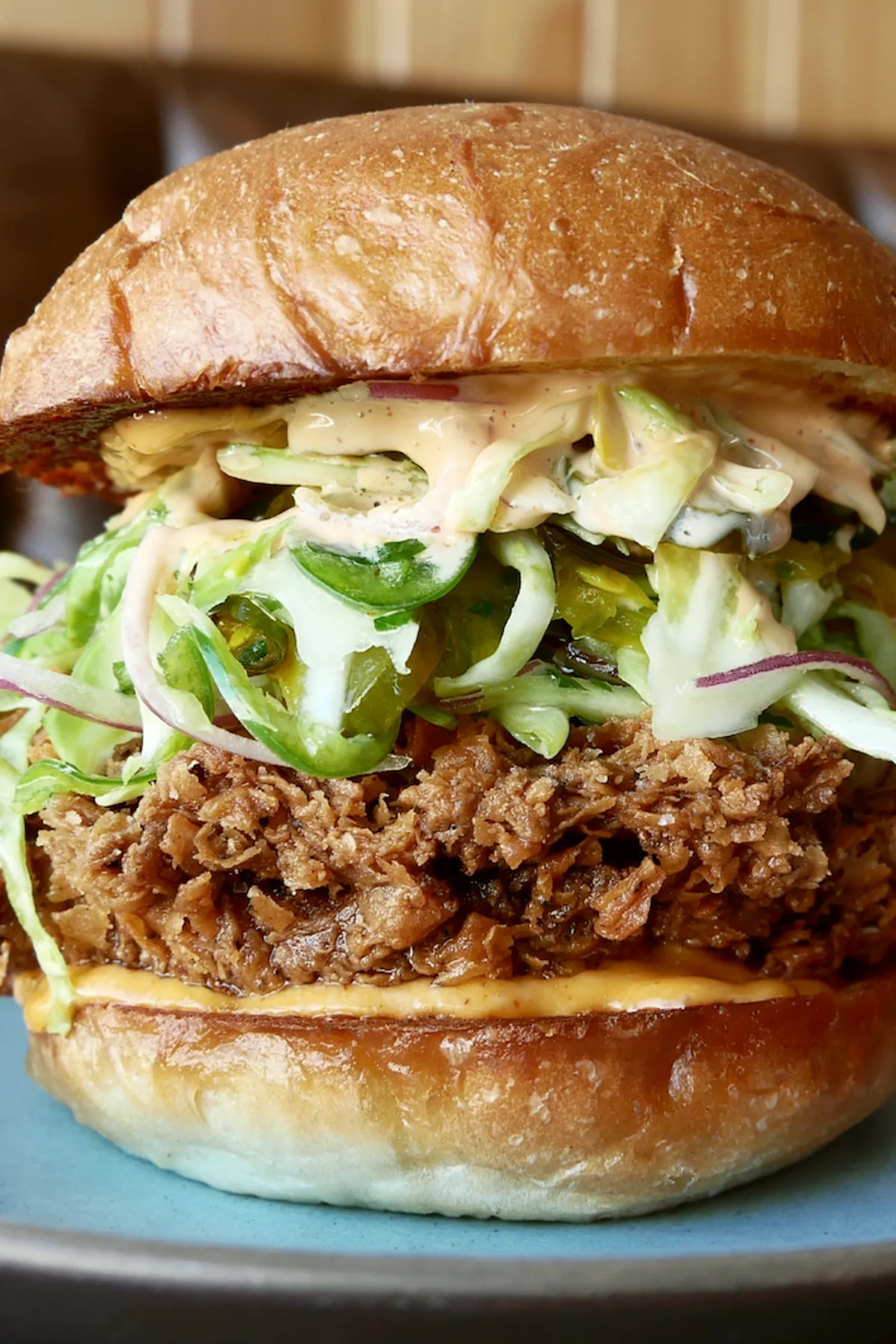 Hamburguesa El Salitre de pollo crocante con slaw