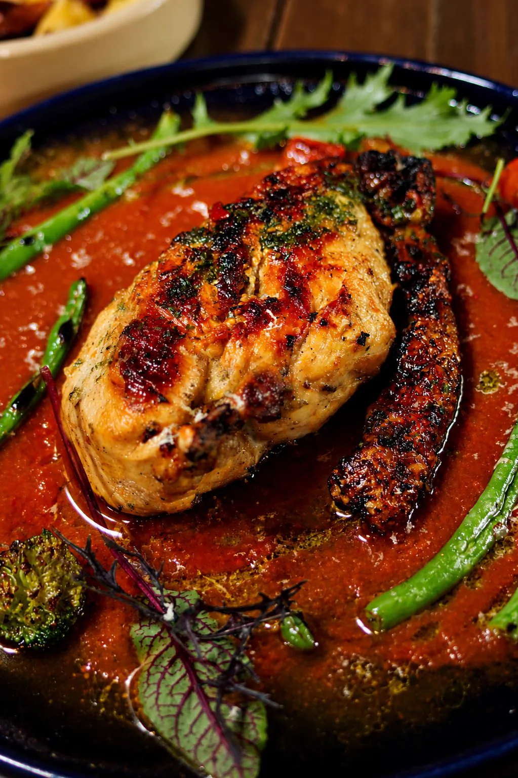 Pechuga de pollo rostizada al rescoldo con salsa de tomates asados