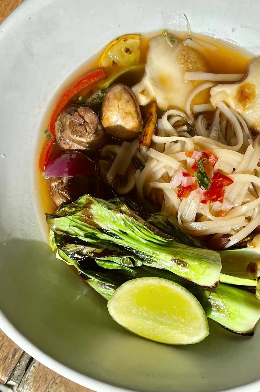 Tallarines de arroz con bok choy y vegetales salteados